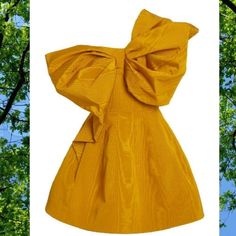 $4,990 New W Tag Oscar De La Renta Honey Bow Yellow Cocktail Dress 10 L New With Tag Pre Fall Pristine Condition Sold Out In Retail Stores $3,990.00 Donned By Hollywood Actress Florence Pugh During Oscar Season, This Vibrant Honey-Hued Dress Features A Statement Bow At The Front - Exuding The Timeless Elegance With Feminine Flair For Which Oscar De La Renta Is Known. - Just Stunning!!! Oscar De La Renta Runway - Silk Lined Dress - A Beautiful Piece Of Art - Like Fine Poetry!!! From Resent Pre Fa Yellow A-line Mini Dress For Party, Yellow One-shoulder Mini Dress For Cocktail, Yellow One-shoulder Cocktail Mini Dress, Yellow One Shoulder Cocktail Mini Dress, Yellow One-shoulder Mini Dress For Spring, Formal Yellow One-shoulder Dress, Yellow One-shoulder Cocktail Dress, Chic One-shoulder Yellow Mini Dress, Chic Yellow One-shoulder Mini Dress