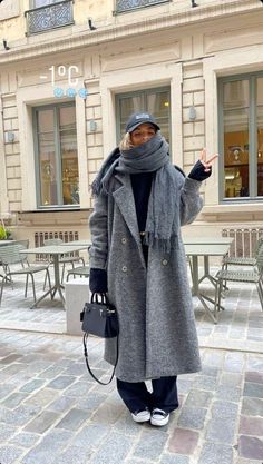 Mantel Outfit, Cold Weather Outfits Winter, Nyc Winter Outfits, Nyc Outfits, New York Outfits, Gray Coat, Classy Winter Outfits, Europe Outfits, Winter Fashion Outfits Casual