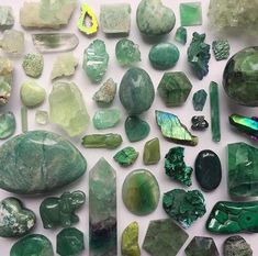 Green Crystals Aesthetic, Types Of Rocks, Crystals Aesthetic, Crystal Aesthetic, Slytherin Aesthetic, Cool Rocks, 수채화 그림