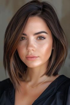 Asymmetrical Shoulder-Length Bob with Subtle Golden Blonde Highlights Trendy Bobs, Shoulder Length Bob Haircut, Haircuts Trendy, Modern Bob, Textured Layers, Bob Cuts, Medium Bob, Medium Bob Hairstyles, Classic Bob