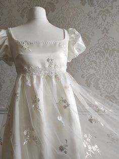 Regency Wedding Dress, Wedding Dress Embroidered, Vintage Bridal Fashion, Regency Wedding, Empire Waist Gown, Regency Era Fashion, Regency Dress, Regency Fashion, Old Fashion Dresses