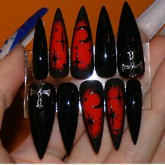 gothic nail art Nail Art Gothic Simple, Nail Art Designs Goth, Dark Red Goth Nails, Red Black Christmas Nails, Occult Nail Art, Gothic Holiday Nails, Christmas Nails Red And Black, Trad Goth Nails