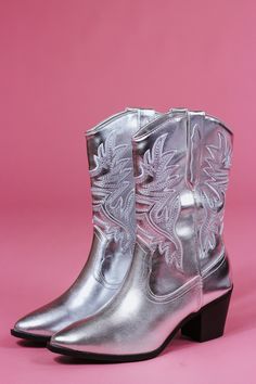 Make a bold statement with these glossy Silver Metallic MIA boots! Featuring a black sole and a sleek, shiny metallic silver finish, these simple yet glamorous boots add a touch of drama to any style. Strut confidently and show off your unique fashion sense! Silver Outfits Men, Silver Outfit Men, Glamorous Boots, Beyonce Concert, Mia Boots, Vegas Outfits, Silver Outfits