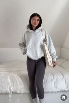 cute outfits, outfit inspo, hoodie, streetwear baddie aesthetic, pretty girls, lululemon, black leggings outfit, leggings, clean girl outfits, that girl outfits, gray sweatshirt Modele Fitness, Gym Crush, Look Legging, Black Leggings Outfit, Leggings Outfits, Cold Outfits