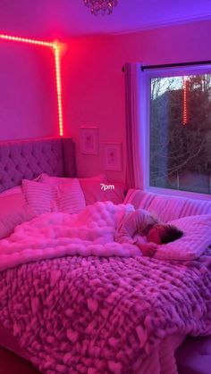 Chill Cozy Room, Room Ideas Chill, Pink Led Lights Bedroom, Pink Led Room, Baddie Rooms, Baddie Room Ideas Aesthetic, Chill Bedroom Vibes, House Room Design, Baddie Room Ideas