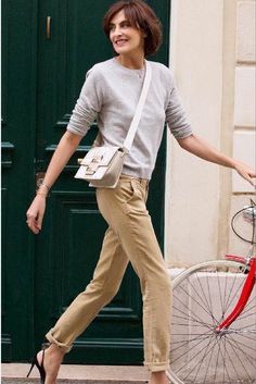 La Lettre d'Inès ~ Follow my board (La Parisienne  @ Lyne Labrèche) for more inspiration! Style At A Certain Age, French Women Style, Gamine Style, Parisian Chic Style, Moda Paris, Uniform Fashion, Over 50 Womens Fashion, French Chic, Parisian Chic