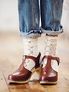 Cindy Clog Ok, these are the cutest shoes ever. I love them with the socks and jeans. Thick Heel Shoes, Clogs Style, Cute Heels, Free People Shoes, Leather Clogs