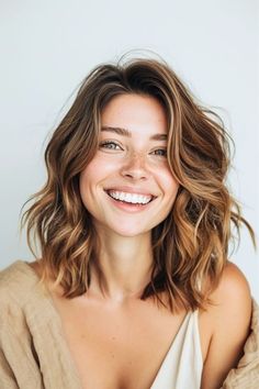 32 Stunning Brown Hair Colors with Blonde Highlights for 2024 - The Hairstyle Edit Dark Brown Hair Golden Highlights, Golden Brown Hair Short, Golden Brown Short Hair, Light Golden Brown Balayage, Short Honey Brown Hair, Summer Brown Hair Color, Beachy Lob, Hair Color Ideas Women, Short Hairstyle Women Blonde