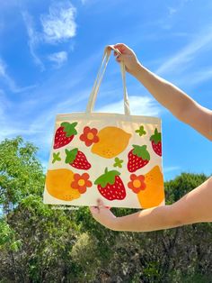 Fruit Tote Bag Painting, Flower Tote Bag Painting, Painted Tote Bag Ideas Easy Patterns, Tote Bag Design Painting, Canvas Bag Design Art, Painted Tote Bag Aesthetic, Paint A Tote Bag, Tote Bag Art Painting, Hand Painted Tote Bags Art