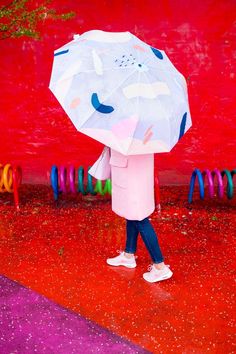 DIY Abstract Umbrella by top Houston lifestyle blogger, Ashley Rose of Sugar and Cloth #umbrella #diyumbrella #accessories Painted Umbrella, Houston Lifestyle, Zestaw Ikon, Cloth Diy, Colour Wheel, Inspiring Interiors, Shapes And Colors, Modern Diy, Summer Art