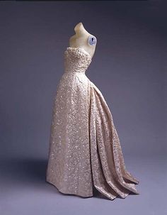 Ball gown 1947 Dior Christian Dior Dress, House Of Dior, Look Retro, Vintage Gowns, Vintage Couture, Zac Posen