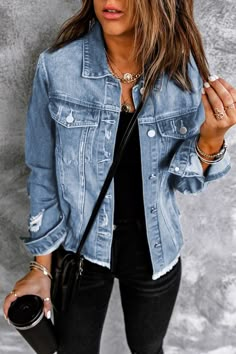 Distressed Raw Hem Denim Jacket – FITGGINS Looks Jeans, Distressed Jacket, Blank Apparel, Estilo Chic, Distressed Denim Jacket, Blue Denim Jacket, Ripped Denim, Denim Coat, Primavera Estate