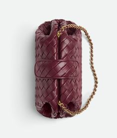 • Padded Intrecciato leather teen clutch with leather braided metal chain • Single compartment • Magnetic flap closure Bottega Veneta Clutch, Bag Obsession, Bottega Veneta Intrecciato, Small Clutch, Pretty Bags, Louis Vuitton Shoulder Bag, Leather Clutch, Metal Chain, Brass Finish