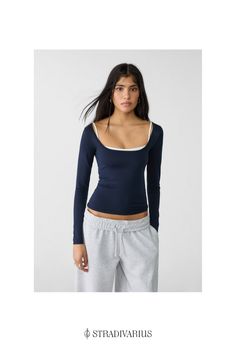 Körpernah geschnittenes, nahtloses Langarmshirt mit Kastenausschnitt. In verschiedenen Farben erhältlich. High Waist Outfits, Stradivarius Top, 2024 Wishes, Girly Fits, Xmas 2024, Seamless Top, Lookbook Outfits, Christmas Wishlist, Women's Tops