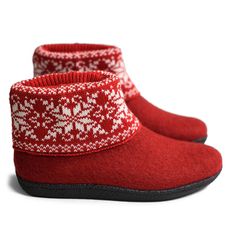 This pair of women woolen boots is ideal for inside and outside wearing when the weather is chilly and dry. From ancient times people appreciated wool and used to protect skin from cold. Burebure create ankle boots with hand knitted wool and alpaca wool warmers in traditional scandinavian snowflakes ornaments. Beautifuly made knitting, comfortable booties and durable caoutchouc sole - perfect combination which tells our shoe felting experience. Made with love and tradition, these woolen booties Boots With Leg Warmers, Snowflakes Ornaments, Felted Wool Slippers, Knitted Leg Warmers, Wool Slippers, Slippers For Women, Dark Turquoise, Short Cut, Hand Felted