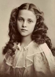 Unknown Victorian girl.  She's very, very pretty. Victorian Photography, Victorian Portraits, Istoria Artei, Old Portraits, Victorian Photos