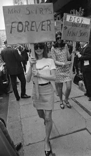 Paloma shocks her friends in Barcelona in 1963 by wearing a mini-skirt Stile Pin Up, 60s Aesthetic, Dior Forever, Mary Quant, Swinging Sixties, Skirt Denim, Jane Birkin, Jolie Photo, 1960s Fashion