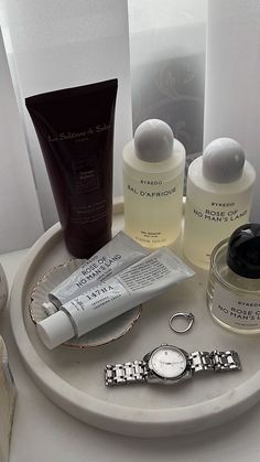 Minimal Skincare Aesthetic, Minimal Vanity, روتين العناية بالبشرة, Makeup Essentials, Room Aesthetic, Christmas Pictures, My New Room, Aesthetic Room, Glow Up?