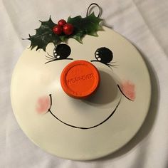 SNOWMAN POT LID (S-1) Upcycled Refurbished Handmade Wall Art Christmas Home Decor Gift Idea SIZE: 7 1/4 Inches in Diameter Perfect Winter/Christmas Wall Art Decoration or an Ideal Gift Idea Coffee Can Crafts, Christmas Booth, Snowman Crafts Diy, Christmas Decorations Diy Crafts, Wood Art Projects, Baby Food Jars, Christmas Jars, Easy Christmas Crafts, Handmade Wall Art