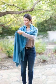 There's so many ways to wear a scarf for the winter. Check out these fun 4 ways to tie a blanket scarf or wrap. Try one of these step by step tutorials to knotting a scarf today for an updated look! #scarf #winterfashion #elevatedeveryday #mystylevita Big Scarf Styles, How To Wear A Large Rectangular Scarf, How To Tie A Big Scarf, Pashima Scarf Ideas, How To Wear A Wrap Shawl, How To Wear A Big Scarf, Shawls And Wraps How To Wear