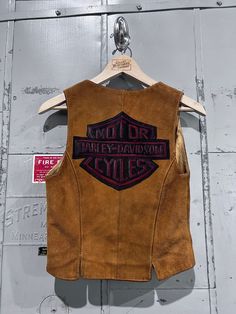 Very great art on the back of the vest. The HD on the front is almost faded out but back is in great condition.  Fair condition, the art and suede have a nice patina to it.  No size tag but fits xs 16" pit to pit  17" length  11" shoulder to shoulder Style Roots, Vest Outfits, Leather Vest, Western Outfits, Womens Vest, Size Tag, Harley Davidson, Favorite Outfit, Patina