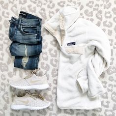 Neutral Hoodies, Outfit Sneakers, Casual Outfit Inspiration, Baskets Nike, Neutral Outfit, Nike Sneakers, Nike Outfits, Casual Girl