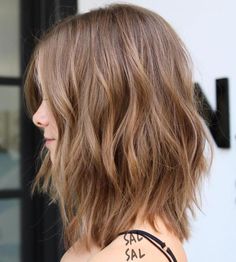 Light Brown Lob with Layers Long Layered Bob Hairstyles, Kort Bob, Medium Length Wavy Hair, Long Layered Bob, Layered Bob Haircuts, Wavy Haircuts, Long Bob Haircuts, Hair Color Light Brown, Layered Bob Hairstyles