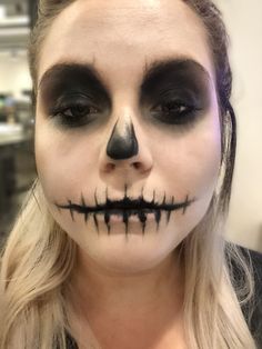 This Easy Skull Makeup Tutorial Is So Simple, A Numskull Could Do It — EXCLUSIVE Easy Skeleton Makeup Tutorial, Makijaż Sugar Skull, Easy Skeleton Makeup, Skeleton Makeup Tutorial, Simple Skeleton, Skull Face Makeup, Skull Makeup Tutorial, Maquillage Halloween Simple, Teknik Makeup