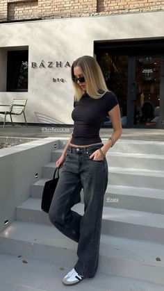 Outfit With White Top And Jeans, Summer Outfit Combinations, Outfit With Light Blue Jeans, Uni Fits Summer, Outfit Con Pantalon Beige, Basic Chic Outfit, Date Casual Outfit, Outfits Con Pans, Effortlessly Chic Outfits Summer