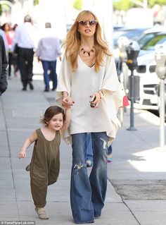 rachel zoe + jeans Frozen Yoghurt, Spring Couture, Couture Week, Celebrity Street Style, Flared Jeans