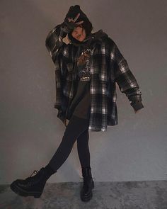 Edgy Winter Outfits Grunge, Winter Outfits Grunge, Alternative Winter Outfits, Comfy Grunge Outfits, Edgy Winter Outfits, Grunge Plus Size, Grunge Outfits Winter, Girls Winter Outfits, Punk Style Outfits