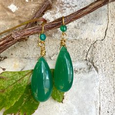 Outstanding statement earrings made of a huge Emerald green teardrop Onyx and gold plated sterling silver hook. MATERIALS: Green Onyx Vermeil, Gold plated components Drop Length is 57mm All Loulia Pearl Jewelry orders are carefully packaged in a jewelry box with foam insert and secured with a ribbon for safe delivery. You will also get a beautiful jewelry pouch to store your piece of jewelry. Invoices are included in your package unless it is a gift. If your order is a gift and you would like to include a greeting card, please visit my ANNIVERSARY CARD section here: https://www.etsy.com/shop/louliapearljewelry/?section_id=41207112 Don't forget to fill up your instructions so I can write it on the card. If no instructions, I will send it empty. NB: We try our best to get you the right colou Handmade Green Teardrop Earrings, Green Teardrop Drop Earrings For Jewelry Making, Green Long Drop Earrings, Green Wire Wrapped Long Drop Earrings, Green Gemstone Teardrop Earrings, Green Teardrop Gemstone Earrings, Luxury Green Teardrop Gemstone Earrings, Elegant Handmade Green Teardrop Earrings, Green Emerald Bracelet