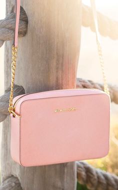 Michael Kors. Pinterest: pearlxoxoxo Sac Michael Kors, Weekend Mode, Michael Kors Designer, Michael Kors Clutch, Michael Kors Selma, Mk Handbags, Mk Bags