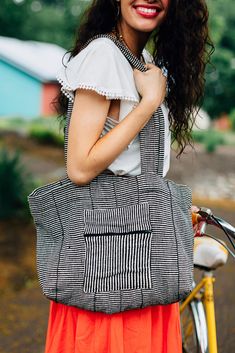 Cotton Weave Tote To Go // handmade in India // large shoulder bags // summer fashion // fair trade bags // black and white Chain Scarf, Fair Trade Jewelry, Candle Wall Decor, Slow Fashion Movement, Accessories Bags Purses, Large Shoulder Bags, Grocery Shop, Accessories Storage, Ethical Fashion