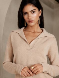 Elegant Collared Polo Sweater With Ribbed Cuffs, Classic Cashmere Tops With Collared Neckline, Classic Collared Polo Sweater For Fall, Casual Cashmere Tops With Collared Neckline, Winter Classic Polo Sweater With Collared Neckline, Classic Winter Polo Sweater With Collared Neckline, Chic Collared Polo Sweater For Winter, Winter Polo Sweater With Collared Neckline, Chic Polo Sweater With Collar For Work