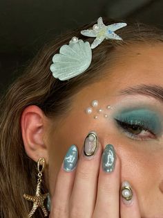 mermaid siren inspo makeup pearls gold nails shells details Mermaid Hair And Makeup Halloween, Mermaid Costume Aesthetic Halloween, Ursula Makeup Inspired, Mermaid Rhinestone Makeup, Mermaid Makeup Inspiration, Easy Mermaid Eye Makeup, Mermaid Costume Hair Hairstyles, Mermaid Hairstyles Halloween, Mermaid Makeup With Pearls