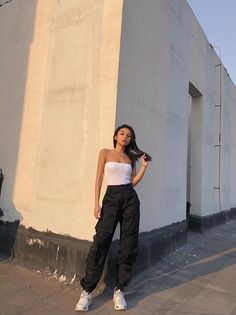 Cargo Pants Women Outfit, Multi Pocket Cargo Pants, Cargo Outfit, Pocket Cargo Pants, Outfit Options, Cargo Pants Outfit, 90's Fashion, Black Cargo Pants, Black Cargo