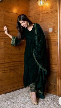 Velvet Kurta Set, Shaurya Sanadhya, Casual Indian Fashion, Pakistani Fancy Dresses, Chique Outfits, Salwar Kamiz