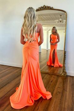 Soyez éblouissante dans cette superbe robe de soirée sirène asymétrique orange avec fente. Fabriquée avec une silhouette sirène, avec un design asymétrique et confectionnée dans un tissu orange classique, cette robe modeste fera de vous le centre de toutes les attentions.

 Détail de l'article

 Tissu : Satin
 Silhouette:Sirène
 Manches : Sans manches
 Couleur : comme sur l'image, couleur personnalisée
 Détails du dos : Fermeture éclair vers le haut

 Taille : Taille personnalisée. Veuillez v Orange Mermaid, One Shoulder Prom Dress, Dress With Split, Orange Satin, Gowns Prom, Long Evening Gowns, Mermaid Evening Dresses, Evening Dresses Elegant, Mermaid Prom Dresses