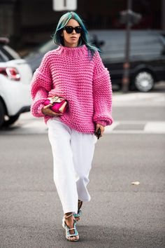 Pull Mohair, Street Style Inspiration, Chunky Sweater, Knit Fashion, White Pants, Knitting Inspiration, Pink Sweater, Street Styles, Blue Shoes