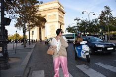 what to wear in Paris. Are you looking what to wear in paris in autumn ? #parisoutfitideas #parisoutfitideasautumn Sherling Coat, Paris Outfit Ideas, What To Wear In Paris, Paris In Spring, Paris In Autumn, Loose Ponytail, Wool Tights, Teddy Bear Coat, Warm Cardigan