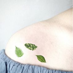 Set di 3 tatuaggi temporanei Foglie verdi / Regalo unisex per Esploratori della Natura, amanti di Flora e Piante, Pollici verdi Green Leaves Tattoo, Leaves Tattoo, Nature Explorer, Type Of Skin, Plant Tattoo, Fake Tattoos, Baby Oil, Make A Gift, Tiny Tattoos