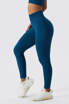 Affrontez la journée des jambes dans les leggings super extensibles et sans couture, coupés dans un tissu doux et résistant aux squats qui effleure et définit le corps. L'arrière a des détails sculptant les fesses qui soulèvent les fessiers, tandis que la taille haute côtelée vous aidera à vous sentir soutenu à chaque mouvement. Associez-le avec le soutien-gorge de sport ou le haut court assorti et dites bonjour à votre meilleur entraînement à ce jour.
Caractéristiques:


Conception sans couture Athleisure High Stretch Seamless Bottoms, Seamless Compression Bottoms For Gym, Stretch Seamless Gym Bottoms, Compression Gym Bottoms With Seamless Design, Compression Seamless Gym Bottoms, Solid Breathable Leggings With Micro-elastic Fit, Solid Breathable Elastic Leggings, Solid Breathable Micro-elastic Leggings, Solid Compression Seamless Leggings