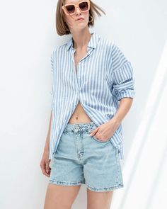 Denim Bermuda Short Relaxed Light Wash Summer Jeans, Summer Relaxed Jeans With Pockets, Relaxed Fit Bermuda Shorts For Summer Day Out, Casual High-waisted Bermuda Shorts For Spring, Relaxed Cotton Jeans For Summer, Trendy Relaxed Fit Knee-length Jean Shorts, Relaxed Fit Jeans For Summer, Relaxed Cotton Summer Jeans, Relaxed Short Summer Tops