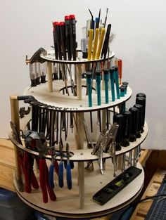 there are many different tools in the holder on this table and it's all organized