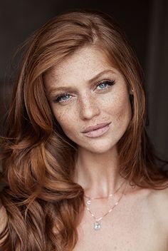 make-up inspiration for the freckled bride Women With Freckles, Mekap Mata, Auburn Hair, Short Hairstyle, Hair Envy, Ginger Hair, Hair Dos, Tanning, Pretty Hairstyles