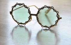 Adorable glasses, like even the color of the lenses are perfect... #hipster #ineedthem #sunnies Vintage Sunnies, Style Steampunk, Bellatrix Lestrange, Look Retro, Ginny Weasley, Round Glasses, Bohol, Gothic Steampunk, Luna Lovegood