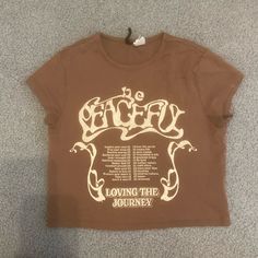 Size S Never Worn! Trendy Brown T-shirt For Spring, Brown Text Print T-shirt For Summer, Brown Letter Print Top For Summer, Casual Brown Tops With Text Print, Trendy Brown Tops With Text Print, Vintage Brown Top With Text Print, Vintage Brown Tops With Text Print, Vintage Brown T-shirt For Summer, Brown Vintage T-shirt For Summer