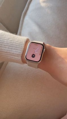 Apple Watch Series 7 Look ⌚ Apple Watch Hacks, Iphone Secrets, Apple Watch Features, Smart Watch Apple, Apple Watch Series 7, Fancy Watches, Watches Women Leather, Sporty Design