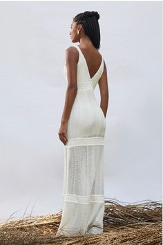 This deep V-neck long dress is strapless with fitted bodice, waist and hips and a sheer bottom trim. Stunning and feminine. 50% rayon and 50% Cotton Linning 96% Poliester and 4% spandex Handmade in Brazil Long Knitted Dress, Fitted Bodice, Bodice, Long Dress, Trim, Off White, Knitting, How To Wear